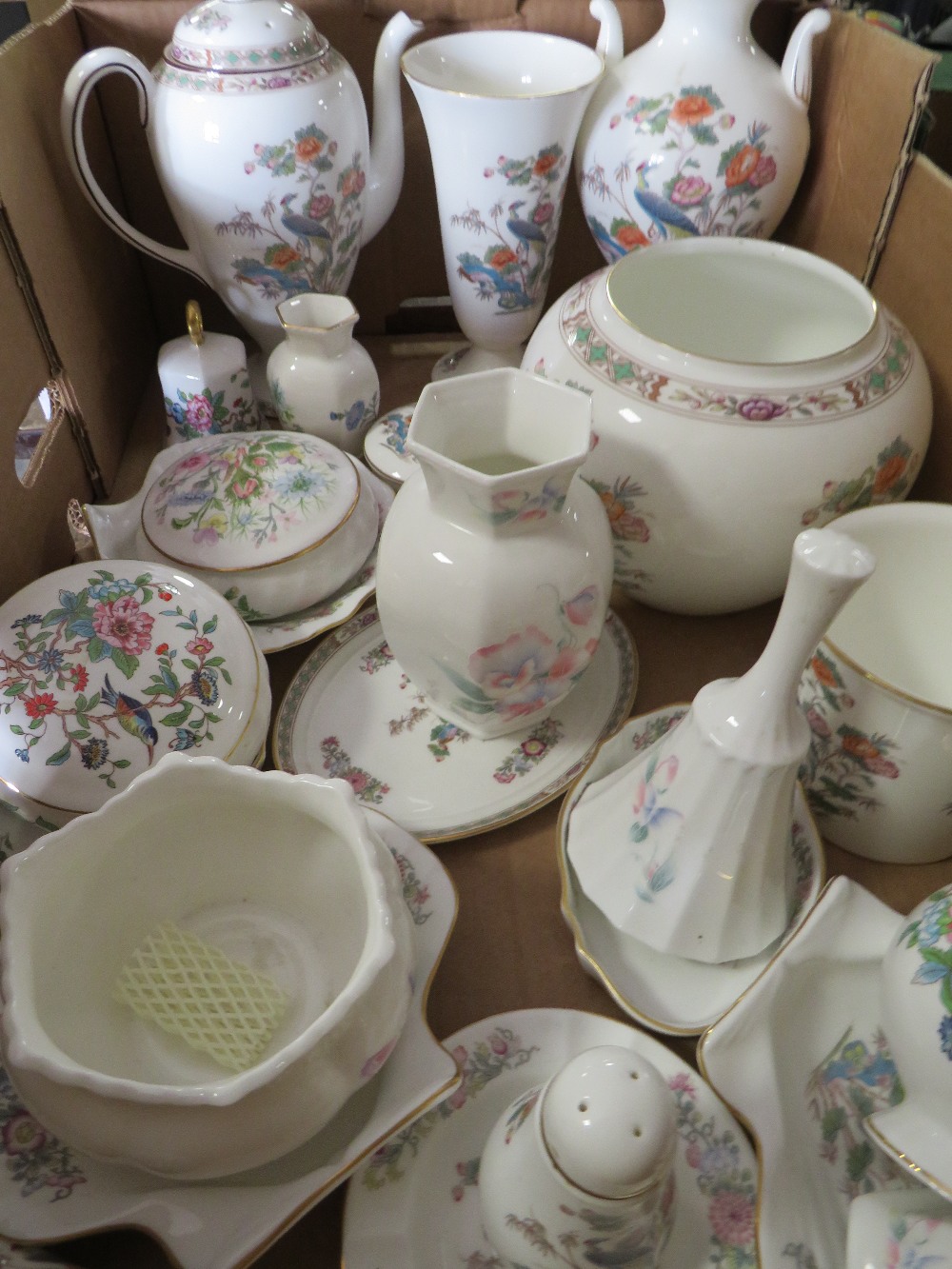 TWO TRAYS OF WEDGWOOD 'KUTANI CRANE' PATTERN COFFEE SET, DECORATIVE VASES, TRINKETS ETC - Image 2 of 7