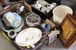 A TRAY OF ASSORTED CERAMICS TO INCLUDE WEDGWOOD JASPERWARE, CZECHOSLOVAKIAN BIRD PLATES ETC