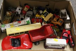A TRAY OF ASSORTED MODEL CARS TO INCLUDE MATCHBOX, LESNEY ETC