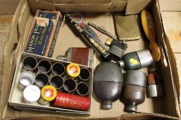 A TRAY OF ASSORTED COLLECTABLE TO INCLUDE VARIOUS HIP FLASKS ETC