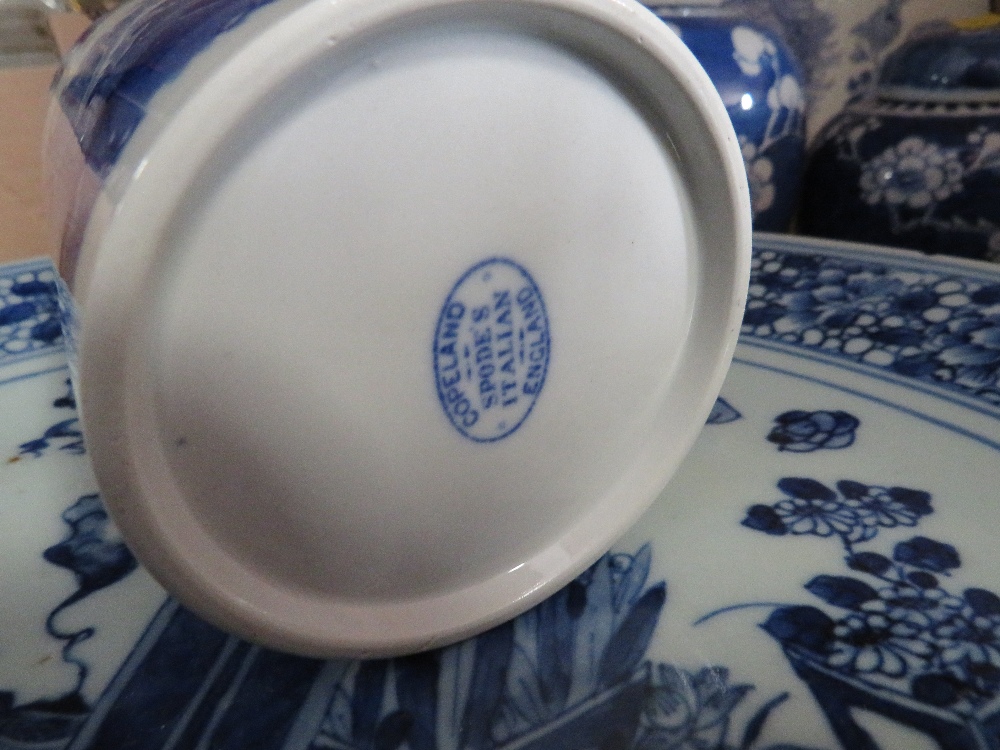 A TRAY OF ASSORTED ORIENTAL BLUE AND WHITE CERAMICS ETC - Image 3 of 5