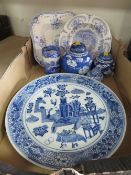 A TRAY OF ASSORTED ORIENTAL BLUE AND WHITE CERAMICS ETC