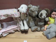 A QUANTITY OF CHILDS TOYS ETC TO INC A VINTAGE GOODWOOD TOYS FOUR POSTER BED, A MERRYTHOUGHT LAMB,