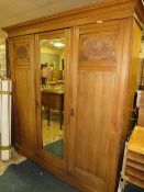 AN EDWARDIAN OAK TRIPLE MIRRORED WARDROBE H-206 W-186 CM
