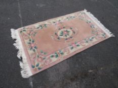 A MODERN CHINESE WOOLLEN RUG 162 X 90 CM