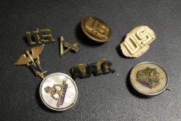 A COLLECTION OF ARMY RELATED BADGES AND BROOCHES