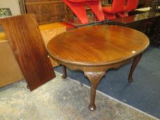 AN EARLY 20TH CENTURY MAHOGANY WIND-OUT DINING TABLE WITH ONE SPARE LEAF L-135 CM EXTENDED 181 CM