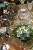 A TRAY OF ASSORTED GLASSWARE TO INCLUDE A DECANTER, VINTAGE PINK PRESSED GLASS JUG ETC
