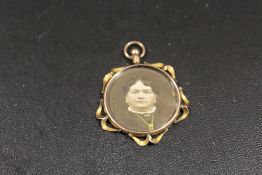 A VICTORIAN DOUBLE SIDED LOCKET MARKED 9CT