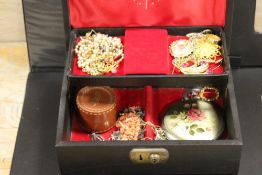 A JEWELLERY BOX CONTAINING COSTUME JEWELLERY