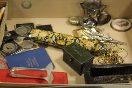 A TRAY OF ASSORTED COLLECTABLES TO INCLUDE CASE SETS