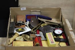 A TRAY OF COLLECTABLES TO INCLUDE LIGHTERS, LIGHT METER, ETC