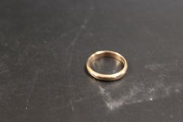 AN ANTIQUE 9CT ROSE GOLD WEDDING RING