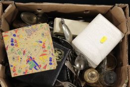 A SMALL TRAY OF ASSORTED FLATWARE TO INCLUDE A SILVER HANDLED CAKE KNIFE ETC