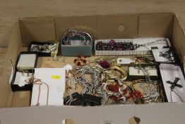 A TRAY OF ASSORTED COSTUME JEWELLERY TO INCLUDE NECKLACES
