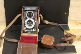 A VINTAGE CASED ROLLEICORD FRANKE & HEIDECKE CAMERA AND ACCESSORIES