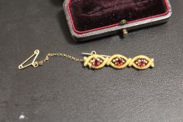 A HALLMARKED 9 CARAT GOLD GEM SET BROOCH, APPROX WEIGHT 2.6G