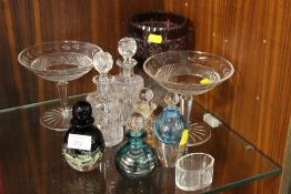 A SELECTION OF ASSORTED GLASSWARE TO INCLUDE STUDIO GLASS STYLE PERFUME BOTTLES ETC