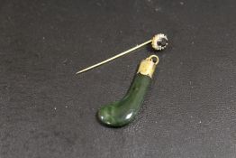 A 9CT GOLD SAPPHIRE PIN AND 9CT GOLD MOUNTED JADE PENDANT