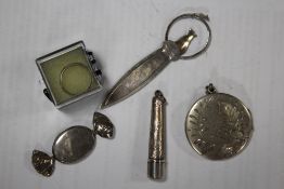 A SMALL COLLECTION OF HALLMARKED SILVER ETC TO INCLUDE TO INCLUDE A 925 STAMPED CAT AND MOUSE DESIGN