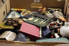 A TRAY OF ASSORTED SUNDRIES TO INCLUDE COSTUME JEWELLERY, FANS ETC