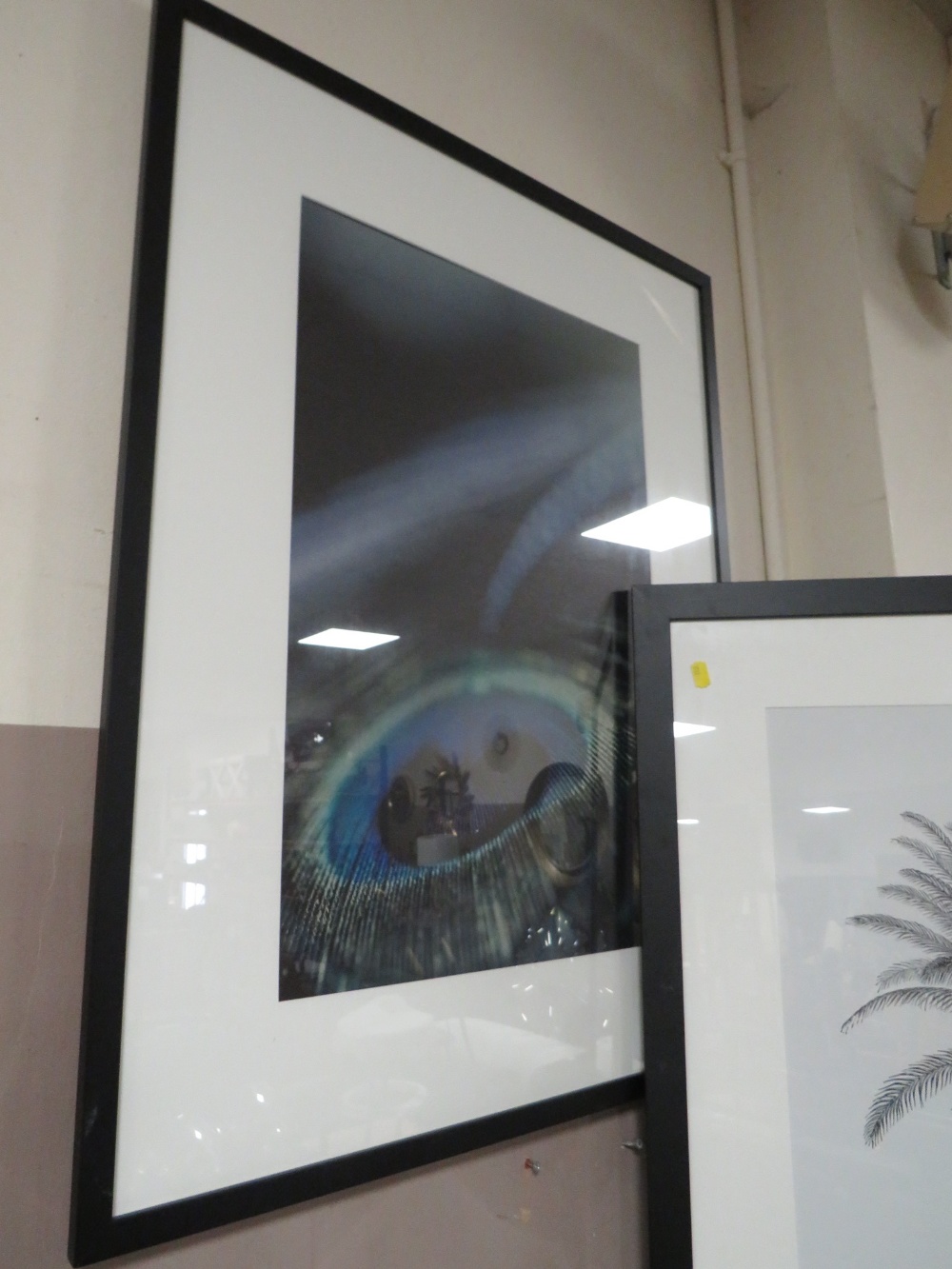 A MODERN FRAMED PEACOCK PICTURE WITH THREE FURTHER PEACOCK PICTURES (4) - Image 4 of 5