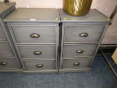 A PAIR OF MODERN GREY THREE DRAWER BEDSIDE CHESTS H-76 W-45 CM