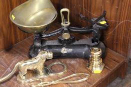 A LIBRA CO SET OF SCALES AND WEIGHTS TOGETHER WITH THREE PIECES OF BRASSWARE