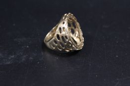 A 9CT GOLD ½ SOVEREIGN RING MOUNT