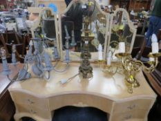 TWO TRADITIONAL BRASS EFFECT CHANDELIERS, A PAINTED CHANDELIERS AND A TABLE LAMP (4)