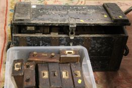 A VINTAGE AMMO BOX TOGETHER WITH A QUANTITY OF SMALL VINTAGE WOODEN DRAWERS