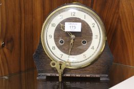 AN OAK CASED MANTLE CLOCK WITH KEY