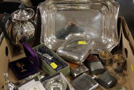 A TRAY OF ASSORTED SILVER PLATED WARE TO INC VARIOUS HP FLASKS., MANICURE ITEMS ETC