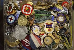 A GOOD COLLECTION OF ENAMEL AND OTHER PIN BADGES TO INCLUDE TRAIN EXAMPLES