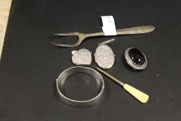 A SELECTION OF SILVER AND PLATED WARE TO INCLUDE A HALLMARKED SILVER BARK EFFECT BANGLE, CABOCHON