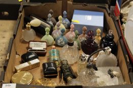 A SMALL SELECTION OF MODERN AND VINTAGE PERFUME BOTTLES AND POWDER COMPACTS