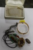 A SMALL COLLECTION OF COSTUME JEWELLERY TO INCLUDE BROOCHES PENDANT AND BANGLE