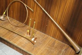 A SELECTION OF FIVE ASSORTED BRASS AND COPPER HUNTING HORNS