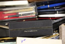 A TRAY OF ASSORTED PENS AND WRITING IMPLEMENTS TO INCLUDE BOXED PAPERMATE EXAMPLES