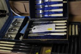 A TRAY OF ASSORTED CASED FLATWARE