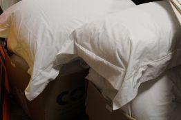 A QUANTITY OF EX SHOW HOME BEDDING TO INCLUDE DUVETS AND PILLOWS ETC