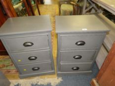 A PAIR OF MODERN GREY THREE DRAWER BEDSIDE CHESTS H-76 W-45 CM