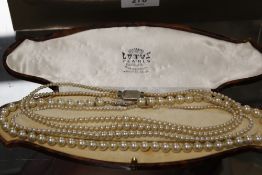 A QUANTITY OF COSTUME JEWELLERY TO INCLUDE BOXED FAUX PEARLS WITH A 9CT CLASP, BROOCHES ETC