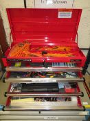 A LOCKABLE CLARKE HD PLUS FIVE DRAWER TOOL CABINET WITH VARIOUS SPECIALISED HAND TOOLS, TO INCLUDE