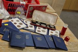 TWO TRAYS OF ASSORTED MODERN / VINTAGE BRITISH COINAGE ETC