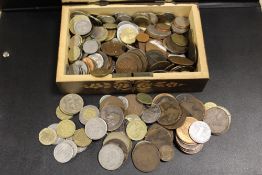 A SMALL BOX OF ASSORTED COINS