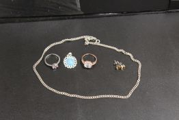 A COLLECTION OF VINTAGE SILVER JEWELLERY TO INC TWO GEMSTONE RINGS, PENDANTS AND EARRINGS