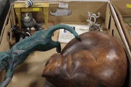 A TRAY OF CAT FIGURES TO INCLUDE GLASS EYED EXAMPLE, CARVED TREEN DOORSTOP ETC