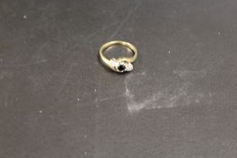 A HALLMARKED 9 CARAT GOLD GEM SET RING, RING SIZE L, APPROX WEIGHT 2.2G