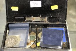 A SMALL TRAY OF COINS TO INCLUDE VICTORIAN CROWNS DATE 1889 AND 1890